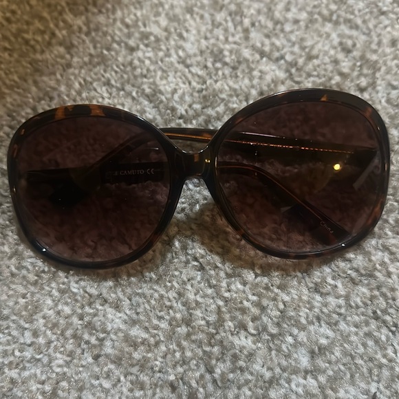 Selling 4 pair of sunglasses - Picture 3 of 8